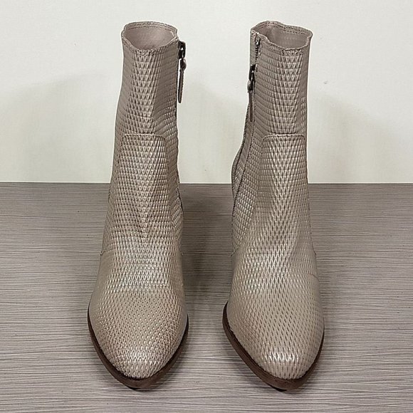 Hinge Daphne Bootie, Light Grey Leather, Womens Size 8 & 9 - Picture 2 of 9
